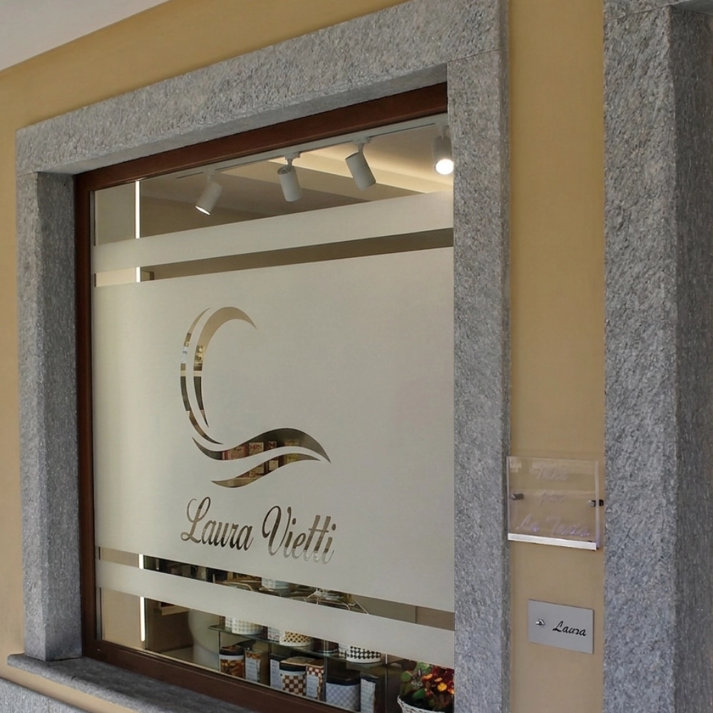 Pellicola satinata per vetrine con logo intagliato in negativo